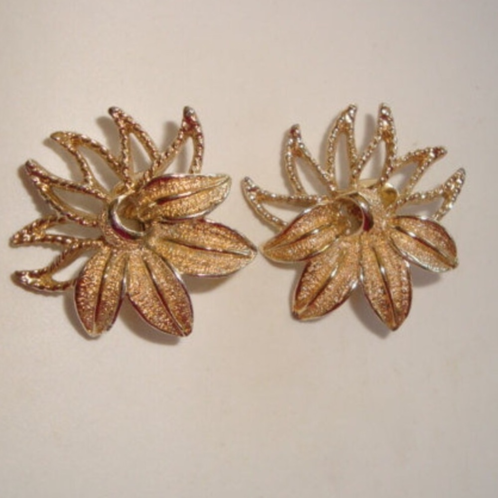 Vintage Sarah Coventry Gold Tone Flower Poinsettia Clip On Earrings